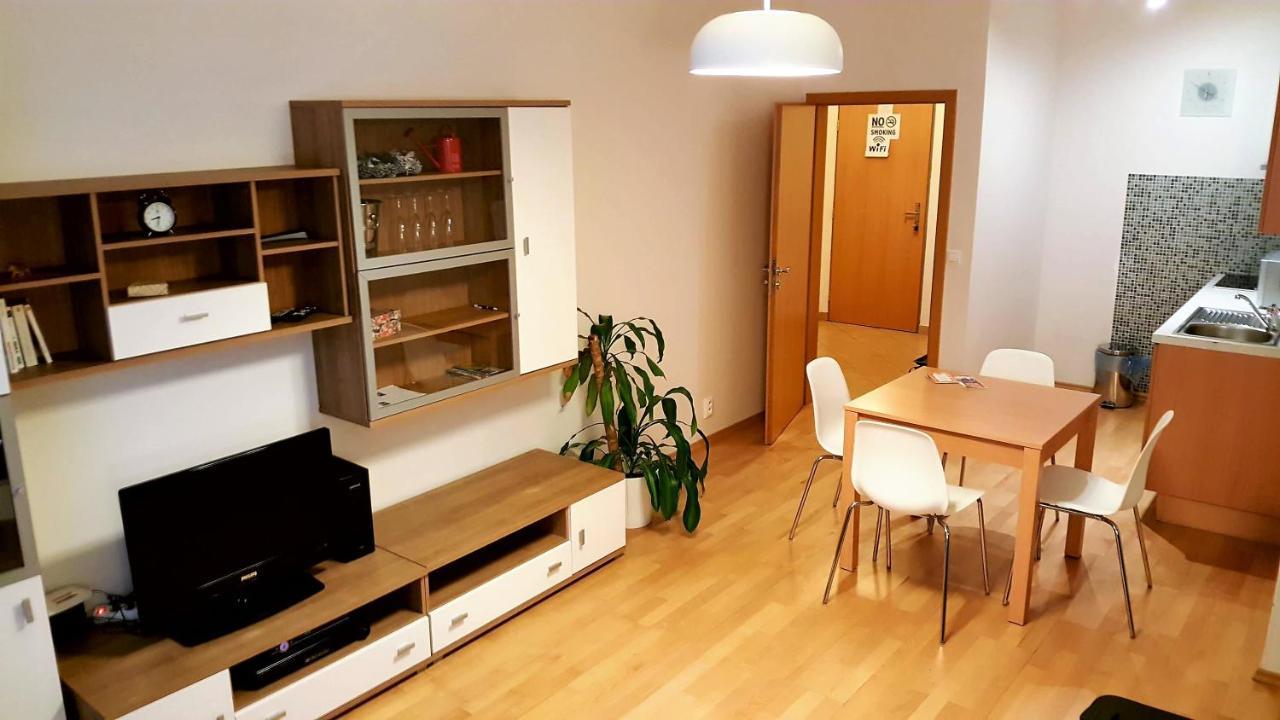 Apartment Smichov Praag Buitenkant foto